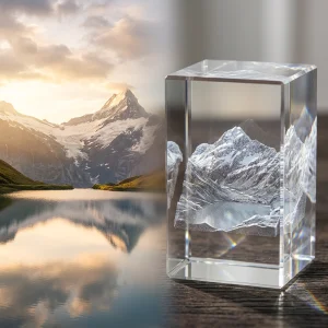 Fokussierter Laserstrahl erzeugt eine 3D-Innengravur in einem transparenten Kristallglasblock.